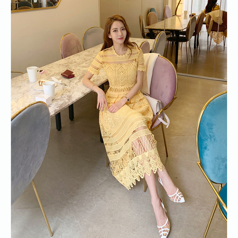 kudapy เดรสยาวสีเหลือง ผ้าลูกไม้แบบถักโครเชต์ คอกลม แขนสั้น กระโปรงทรงเอยาว
