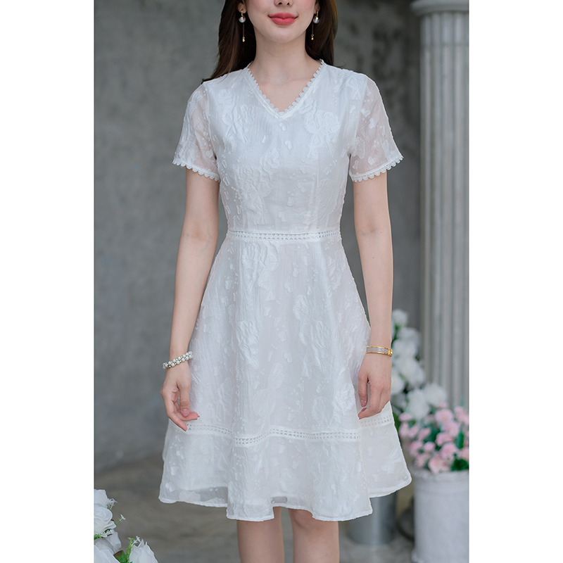 kudapy เดรสสั้นสีขาว/สีฟ้า ผ้าผสมมีเทคเจอร์ลายดอกนูนสวย แต่งด้วยลูกไม้ทั้งตัว รอบคอ รอบปลายแขน