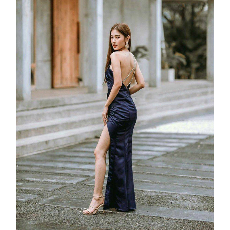 kudapy เดรสยาวสีแดง/สีกรม/สีชาไทย ไหล่เดียว แต่งเพชรสายคู่คาดหลัง ชุดราตรีออกงาน