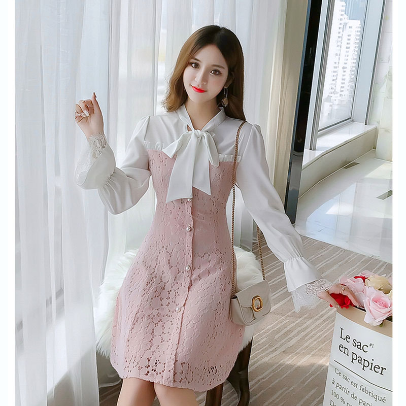 kudapy เดรสสั้นสีชมพู ผ้าลูกไม้ ต่อผ้าโพลีเอสเตอร์สีขาวตัวเสื้อ คอผูกโบว์ แขนยาว ชุดทรงปล่อย