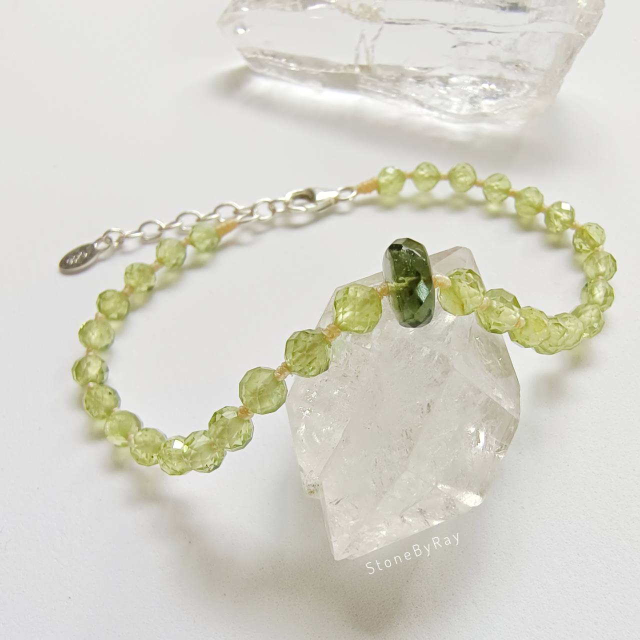 สร้อยข้อมือเงินสะเก็ดดาวโมดาไวต์กับเพอริดอต Moldavite+Peridot