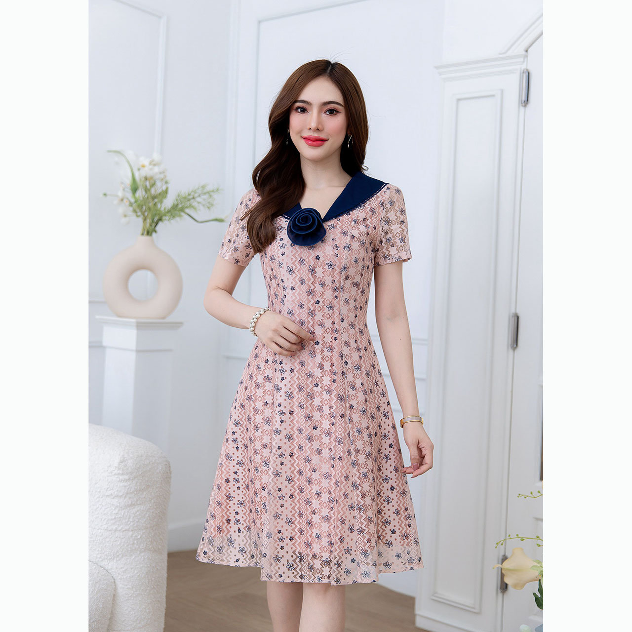 kudapy เดรสสั้นสีกรม/สีชมพู ลูกไม้คอปก ทรงสวยเรียบ เป็นลูกไม้พิมพ์ลายน่ารัก คอปกมีดีเทลแต่งลูกไม้ มีเข็มกลัดดอกไม้ติดสวยเก๋