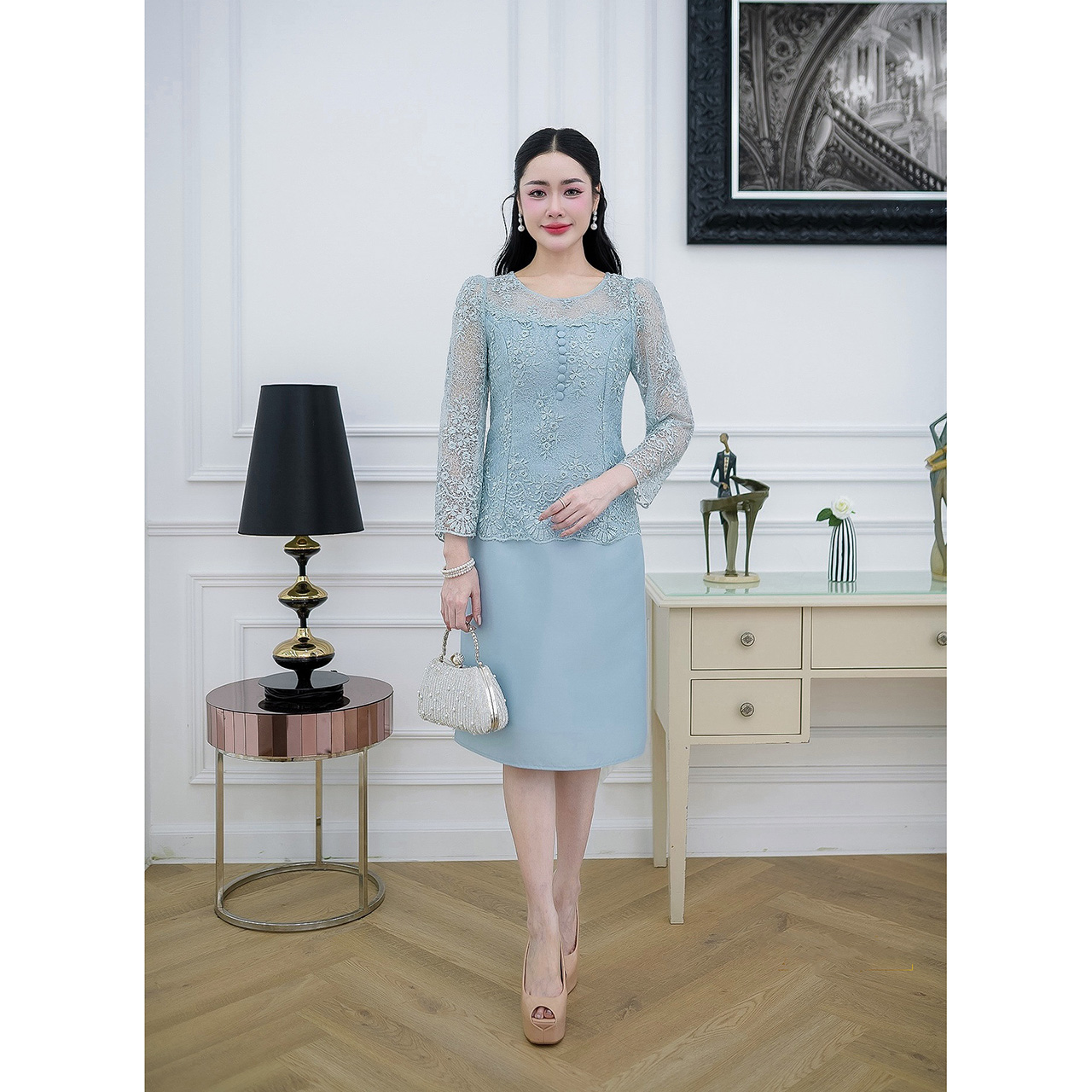 kudapy เดรสผ้าไหมแต่งลูกไม้ช่วงบนดีไซน์แขนยาวทรงสวยสุภาพ แต่งกระดุมด้านหน้าเรียงตัวสวย/เดรสผ้าไหมช่วงบนดีไซน์เย็บคลุมด้วยลูกไม้ซีทรูปักลายดอกไม้สวยหวาน