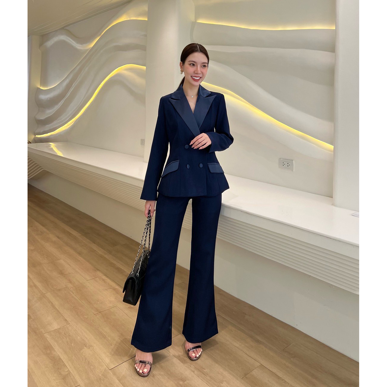 kudapy setเสื้อเบเซอร์และกางเกงขายาวสีกรม เรียบหรู เสื้อสูทแต่งปกผ้าเงาให้ดูเด่น วกระดุมใช้ผ้าเดียวกับปกเสื้อ แมทช์กันออกมาได้สวยดูแพง