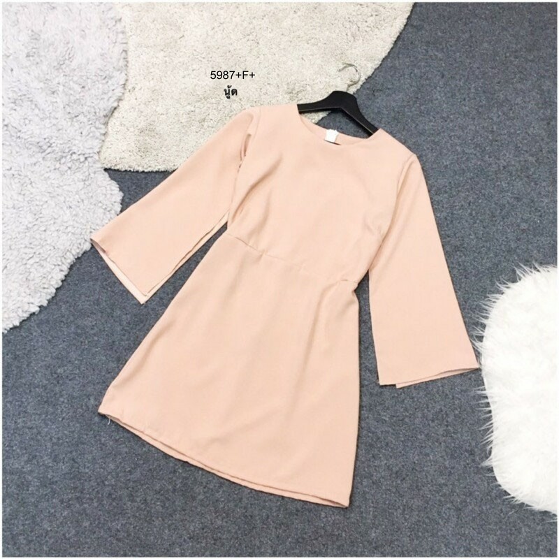 kudapy ชุดเดรสดีไซน์เก๋ แพทเทิร์นช่วงบนโดดเด่น แขน 2 ข้างแต่งผ่า คลุมหลังแขนตรงช่วงแขน ช่วงกระโปรงเป็นทรงเอ