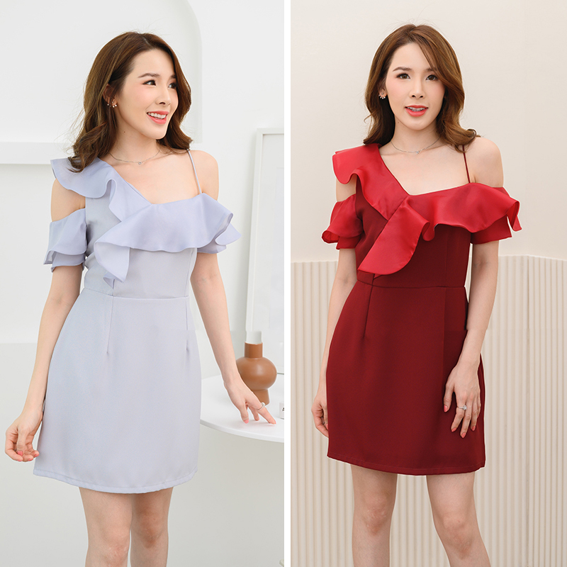 kudapy เดรสสั้นสีแดงเลือดหมู,เทา เป็นแบบสายเดี่ยวหนึ่งข้าง อีกข้างเว้าไหล่แขนสั้น ดูเปรี้ยวนิดๆ