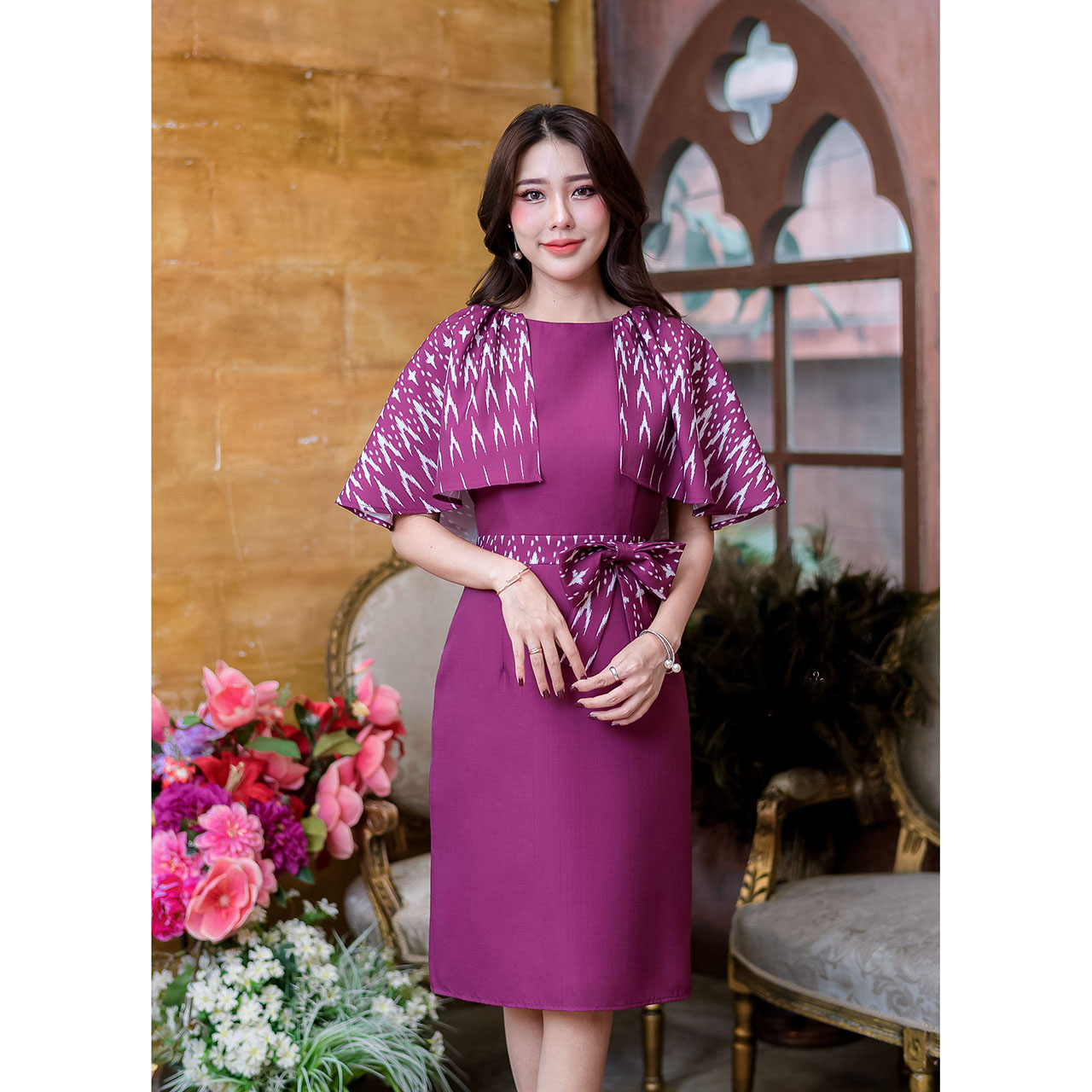 kudapy เดรสสั้นสีเปลือกมังคุด/สีกรม ผ้าพิมพ์ลายไทย งานคลุมไหล่ด้านข้างทั้งสองข้าง ช่วงเอวแต่งโบว์สวยงาม