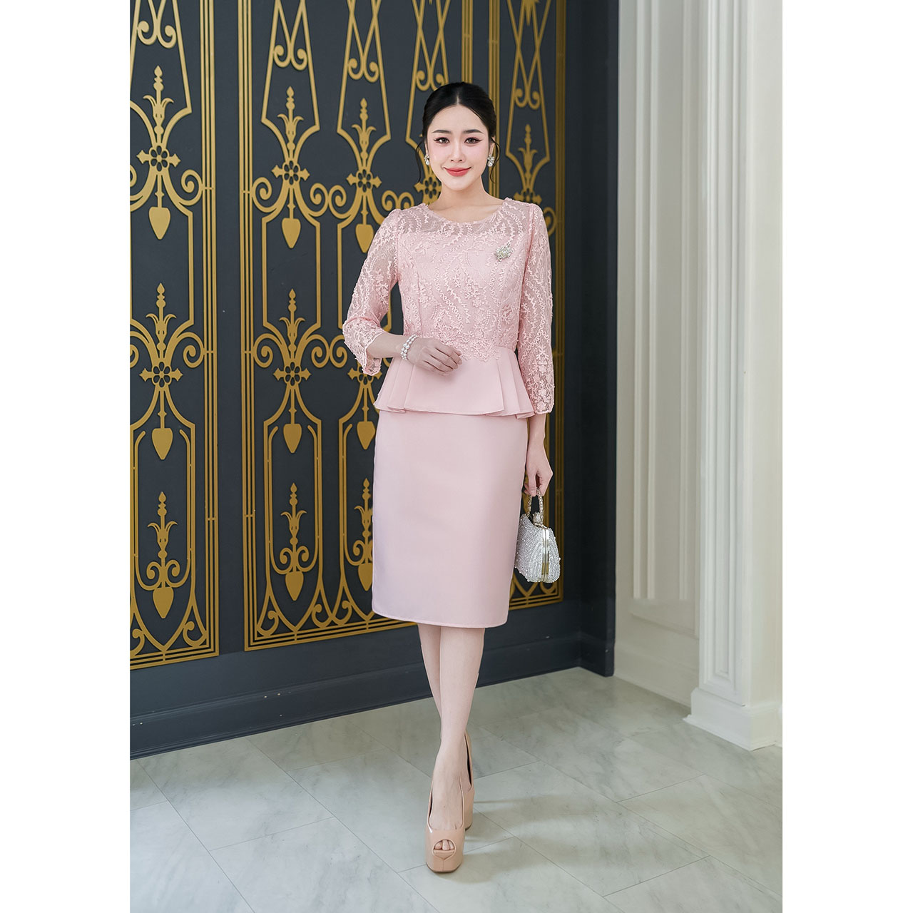 kudapy เดรสสั้นสีชมพูโอรส ผ้าไหม ดีไซน์ด้านบนเป็นลูกไม้ แขนห้าส่วนยาวกำลังดี ช่วงเอวแต่งทวิสระบาย ตกแต่งลูกไม้ด้านหน้าช่วงเอว