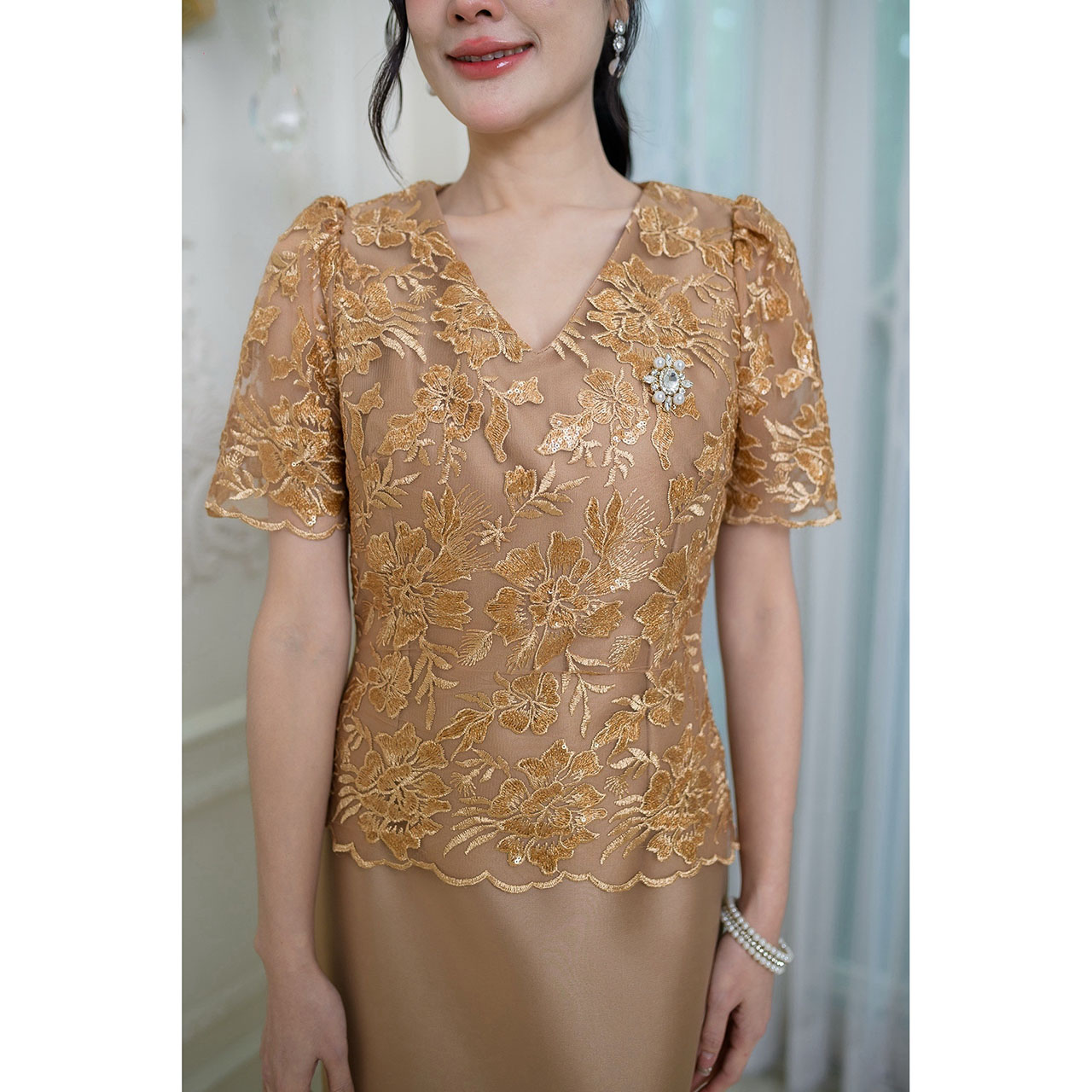 kudapy เดรสผ้าไหม ลูกไม้ปักแต่งเลื่อมทั้งชุดคอวี แต่งซิปหลัง มีซับใน กระโปรงผ่าหลัง