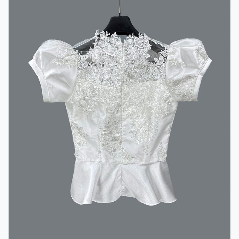 kudapy เสื้อลูกไม้แขนตุ๊กตา แต่งชายระบาย ซับในด้วยผ้าไหมอัดกาว ซิปซ่อนหลัง แมทช์ผ้าถุง สำเร็จรูป