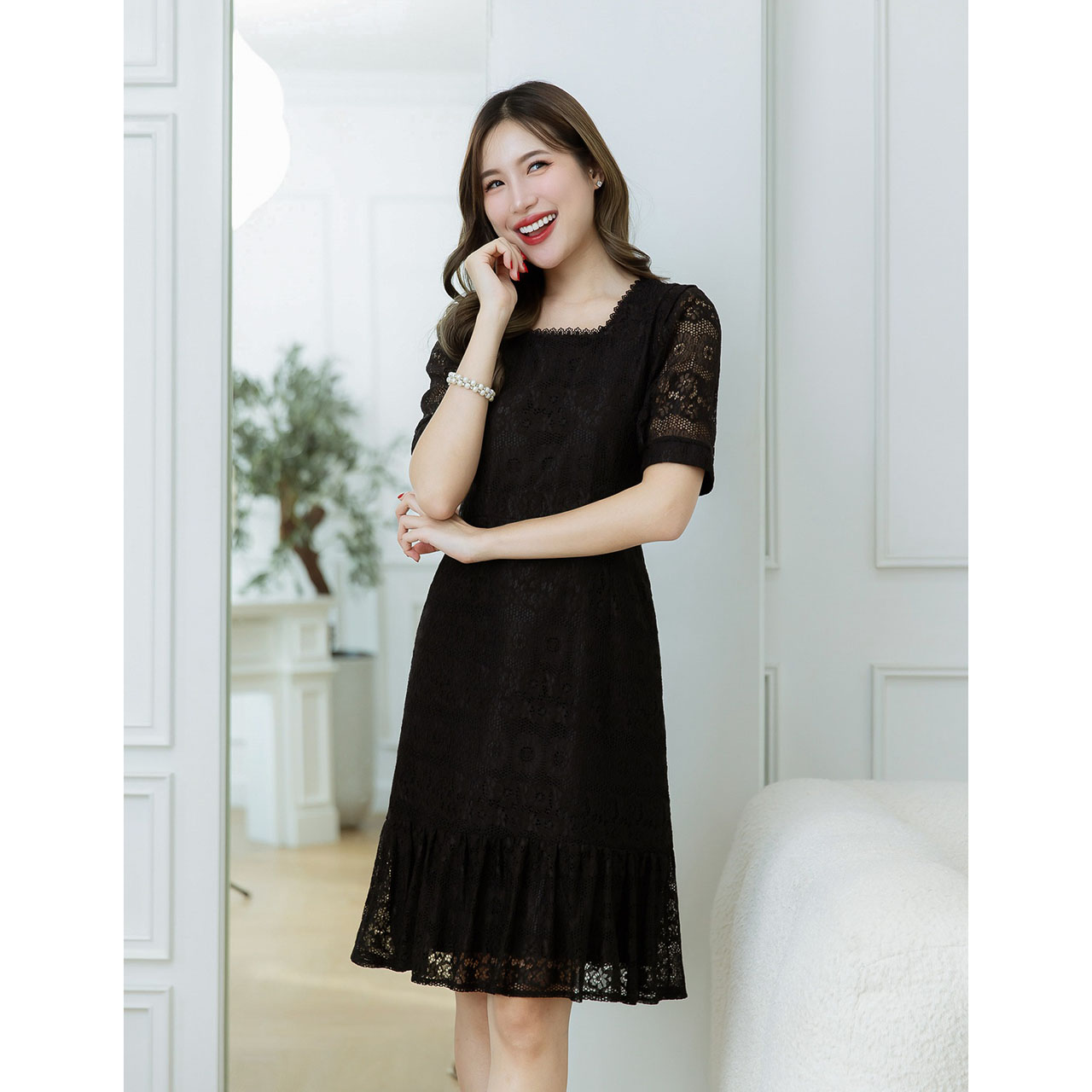 kudapy เดรสสั้นสีขาว/สีดำ ลูกไม้ลายสวย ทรงคลาสสิค เรียบหรูดูดี มีดีเทลแต่งลูกไม้รอบคอ แขนมีดีเทลเย็บพับช่วงไหล่สวย