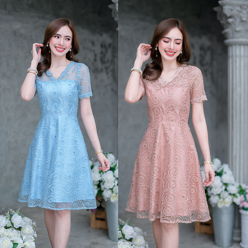 kudapy เดรสสีชมพูนู้ดเข้ม/สีฟ้า ผ้าลูกไม้ปักเลื่อม ผ้าสวยมาก ตัวปักเลื่อมจะปักเป็นสีเดียวกับสีผ้า ดีเทลแต่งลูกไม้ช่วงคอวี และรอบแขน ทรงสวยเรียบๆ