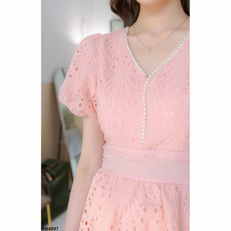 kudapy เดรสสั้นสีชมพู/สีขาว ผ้าลายดอกงานฉลุ แต่งโบว์น่ารักๆ งานซิปหลัง ใส่ง่าย ใส่สบาย ใส่ออกงานได้ลุคลูกคุณสุดๆ