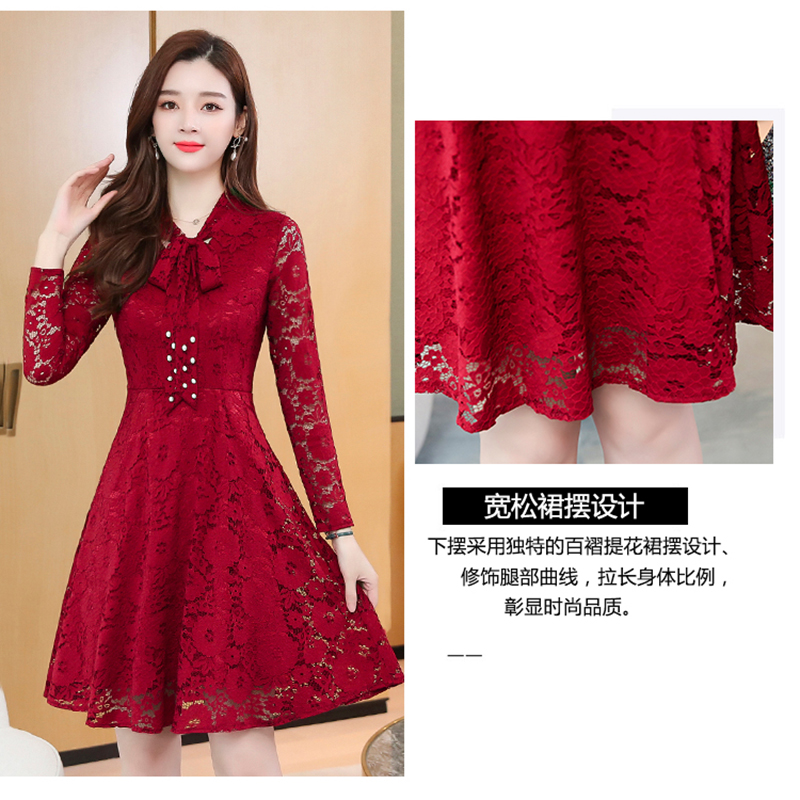 kudapy เดรสสั้นสีแดงเข้ม ผ้าลูกไม้ คอวีมีสายผูกโบว์ตกแต่งมุก แขนยาว กระโปรงทรงเอ