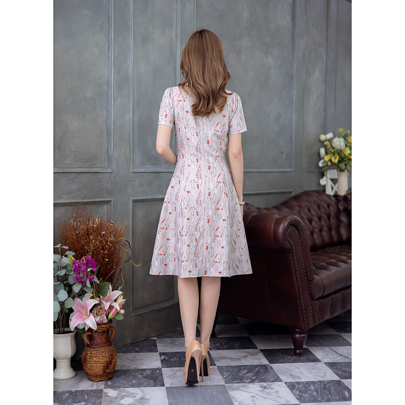 kudapy เดรสสั้นสีครีม/สีกะปิ พิมพ์ลายดอก ทรงสวยใส่ได้ทุกวัน เนื้อสัมผัสผ้าดีมากนุ่มลื่น ดีเทลจับจับช่วงคอผูกโบว์