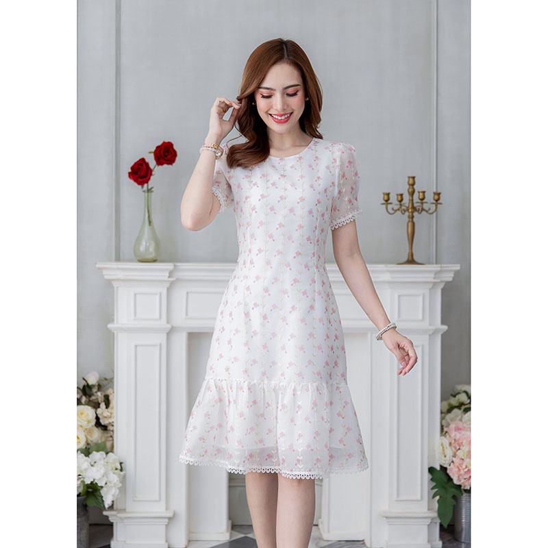 kudapy เดรสสั้นสีขาว/สีชมพู งานผ้าปักลายดอกไม้ ผ้าปักผสมพิมพ์ลายดอก ปลายกระโปรงเป็นระบายรอบตัว มีดีเทลแต่งลูกไม้รอบแขนและชายกระโปรง