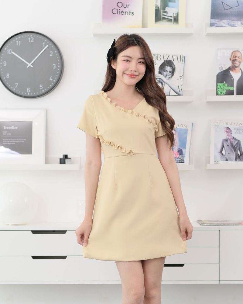 kudapy เดรสแขนสั้นคอวี ตัดต่อแนวเฉลียง ต่อรูดระบายเล็กๆบนตัวเสื้อ กระโปรงทรงเอบานเล็กน้อย ซิปหลัง