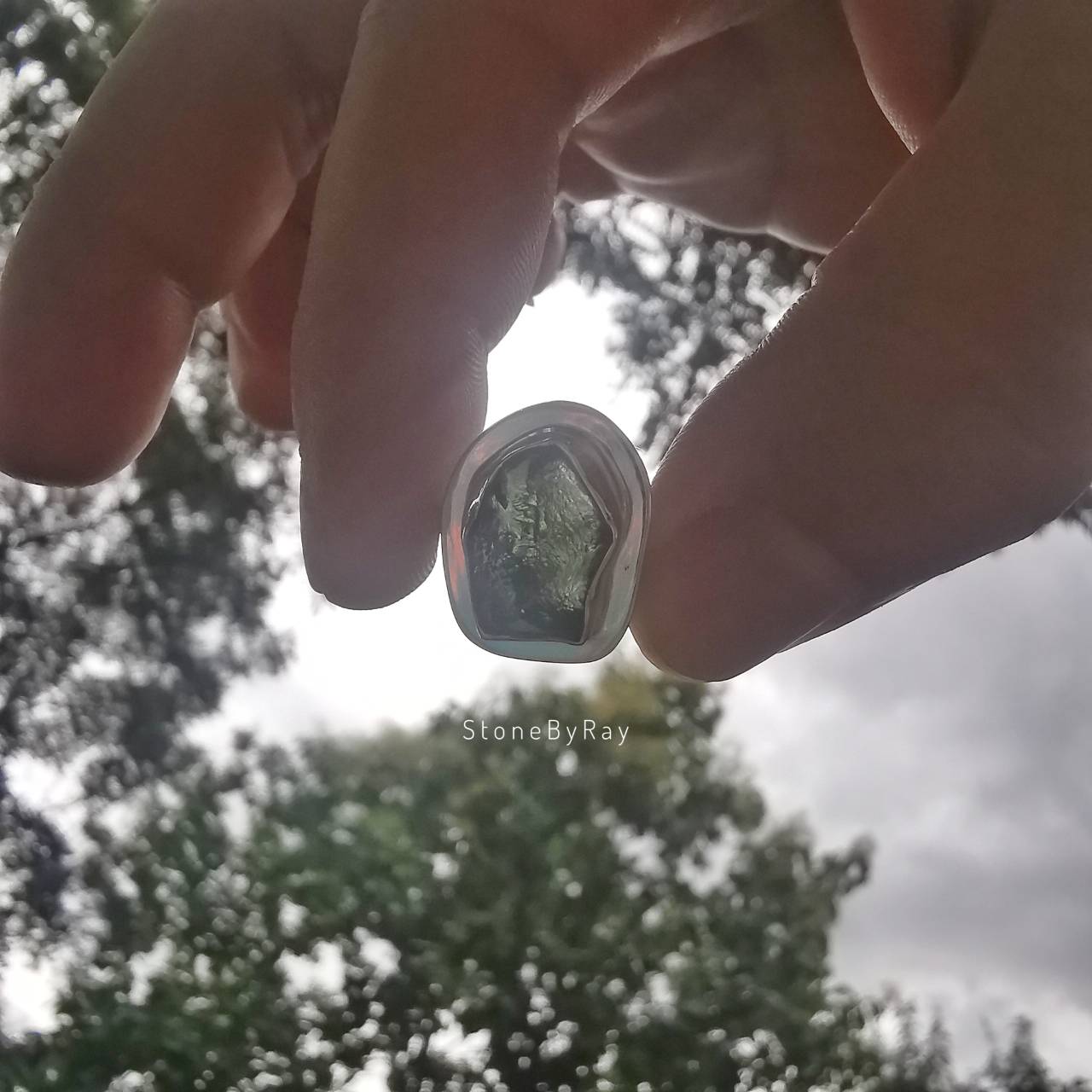 แหวนเงินสะเก็ดดาวโมดาไวต์ทรงธรรมชาติ(Moldavite)