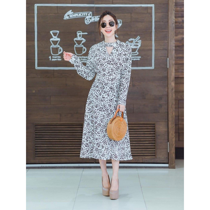 kudapy เดรสยาวสีขาว/ดำ แขนยาวพิมพ์ลายดีไซส์สวย ดีเทลคอปาด ตัวกระโปรงพริ้วๆ ลายผ้าคมชัด ใส่สบาย