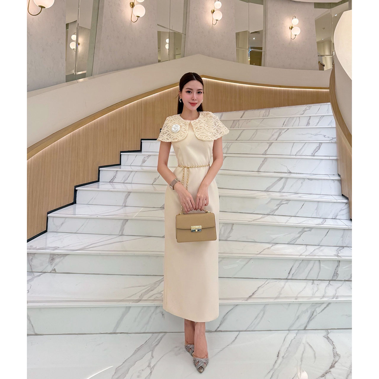 kudapy เดรสทรงสอบ แต่งปกใหญ่ด้วยผ้าลูกไม้พรีเมี่ยม กระโปรงผ่าด้านหลังเ