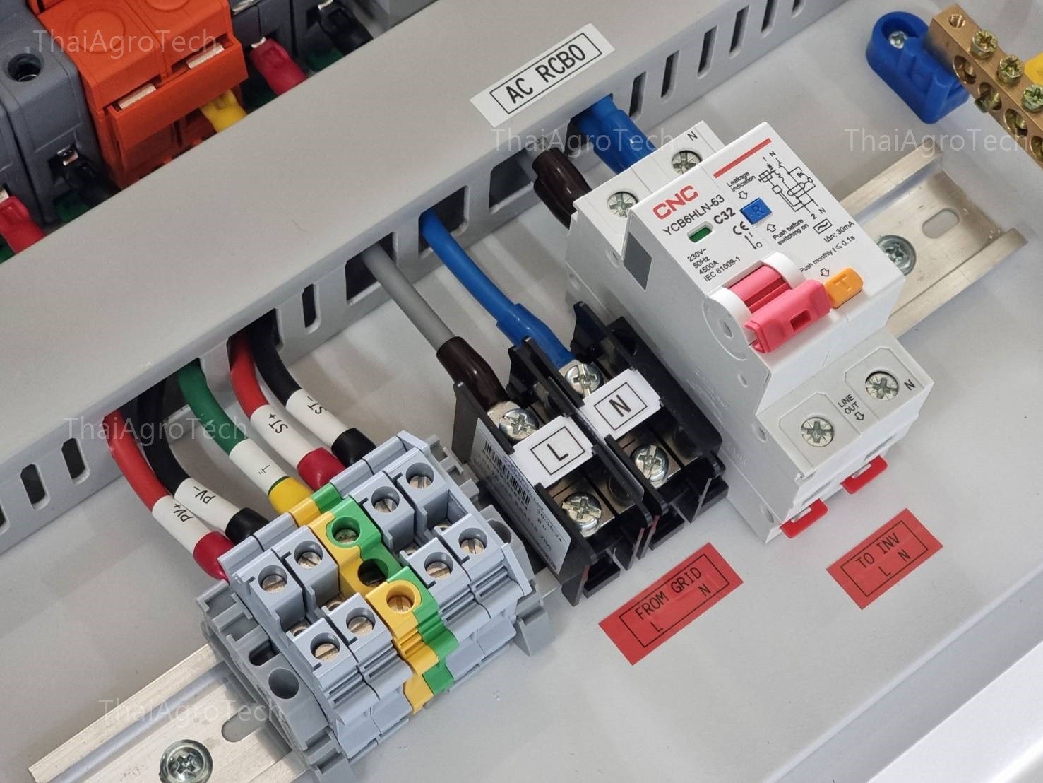 ตู้คอมบายเนอร์ AC-DC combiner 3kw-5kw 1string 1phase ใช้กับงานติดตั้งระบบโซล่าเซลล์ แบบ 1 สตริง ขนาด 3-5 กิโลวัตต์ 1เฟส AC RCBO ไฟรั่ว ไฟดูด ตู้ภายในหน้ากระจก