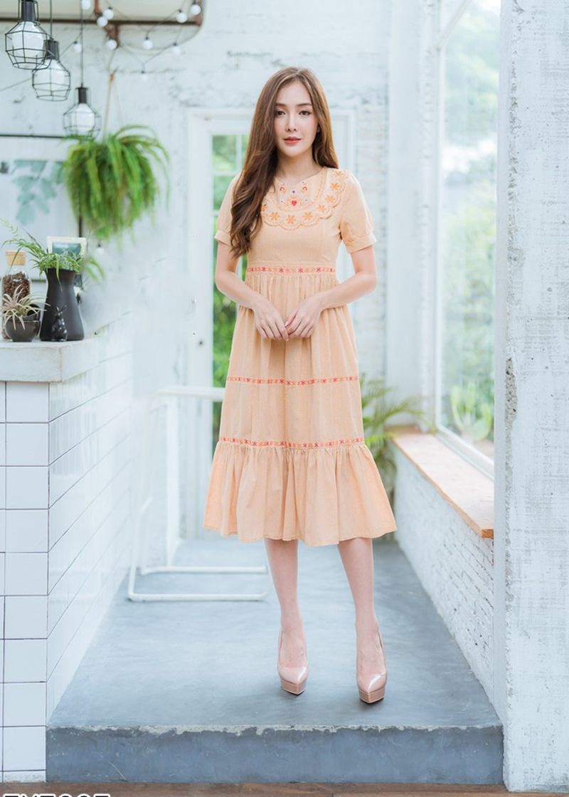 เดรสสั้นคอกลมสีเหลือง ดีเทลแต่งลูกไม้ที่ช่วงอก ทรงระบาย