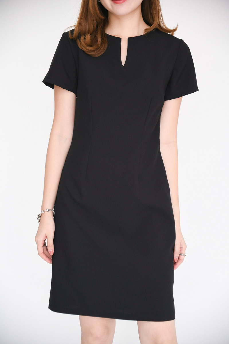 kudapy ชุดเดรสสั้นสีแดงเข้ม/ชมพู/สีโฮรส/เทาฟ้า เข้ารูปผ่าคอ สไตล์เรียบหรู เนื้อผ้าอยู่ทรง ซับในทั้งตัว ใส่ได้ตลอด