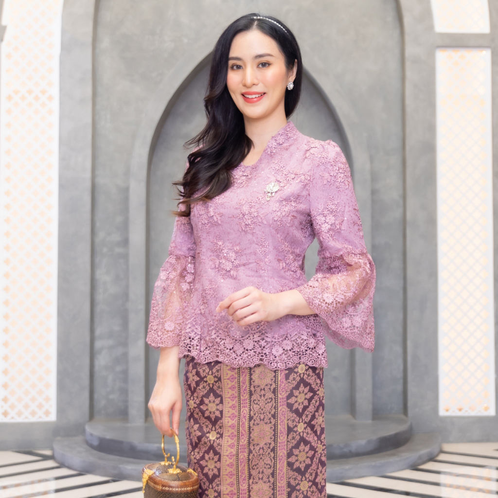 kudapy ชุดเซ็ทออกงานเสื้อลูกไม้สีทองน้ำผึ้ง/สีม่วงกะปิ เนื้อผ้าลูกไม้ฝรั่งเศสสุดละมุน สั่งทอแบบพิเศษ