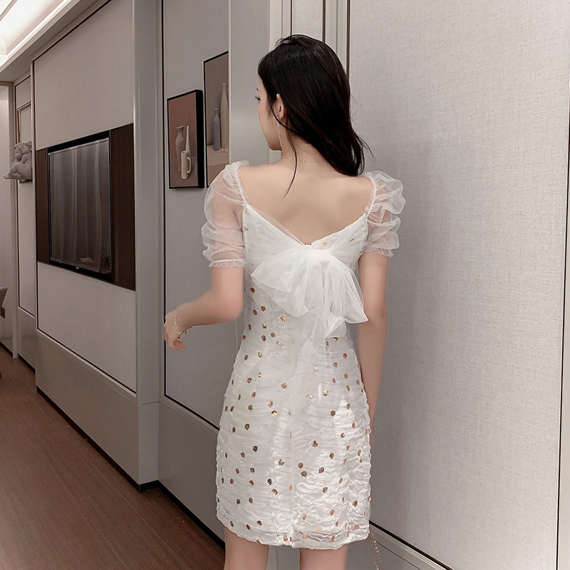 kudapy เดรสสั้นสีขาว ผ้าโปร่งสีขาวปักเหลื่อม คอเหลี่ยม แขนจั๊ม มีผ้าผูกโบว์ใหญ่ด้านหลัง ทรงเข้ารูป