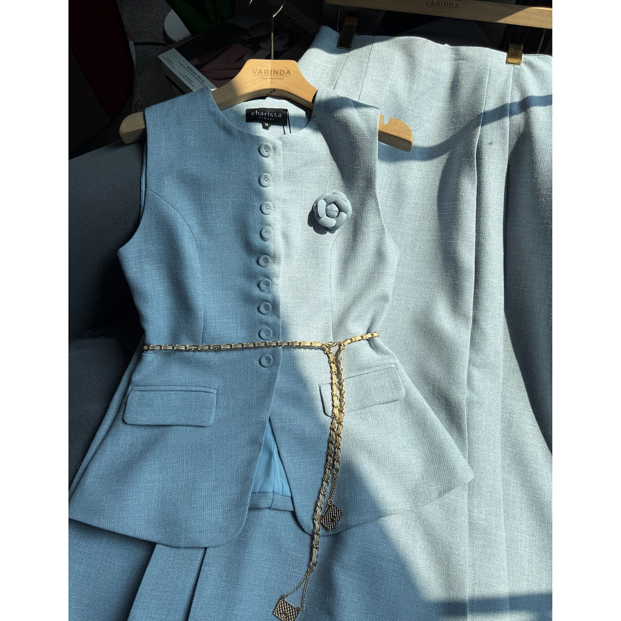 kudapy ชุดเซ็ทเสื้อแขนกุดทรงเข้ารูปแต่งกระดุมปั้ม พร้อมกับกระโปรงยาวเย็บจับจีบเอวสูง ซับในเป็นผ้าซาตินอย่างดี