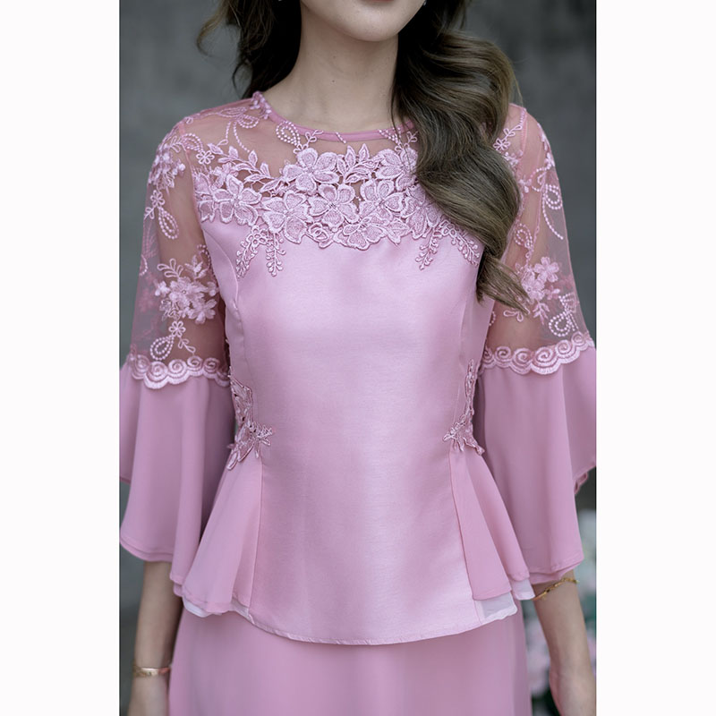 kudapy เดรสสั้นสีชมพู/สีเทา เป็นงานผ้าไหมแต่งลูกไม้ + ผ้าชิฟฟ่อนพริ้วๆ งานผสมผสาน 3 เนื้อผ้า ดีเทลมากมายตกแต่งสวยหวาน