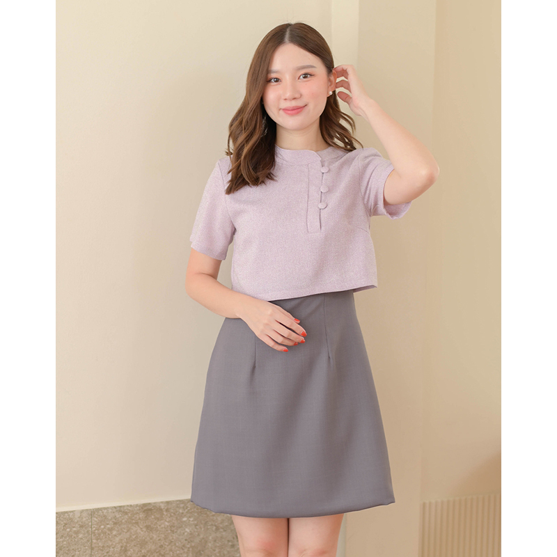 kudapy เดรสสั้นสีแดงเข้ม/สีม่วงลาเวนเดอร์ ทรงเอ ซิปหลังใส่ง่าย ตัวเสื้อผ้าชาแนล คอจีนติดกระดุมปั๊มสามารถแกะได้จริง ดีไซน์เย็บแยกชิ้นออกจากกระโปรง ดูภายนอกเหมือนใส่แยกชิ้นเก๋ๆ