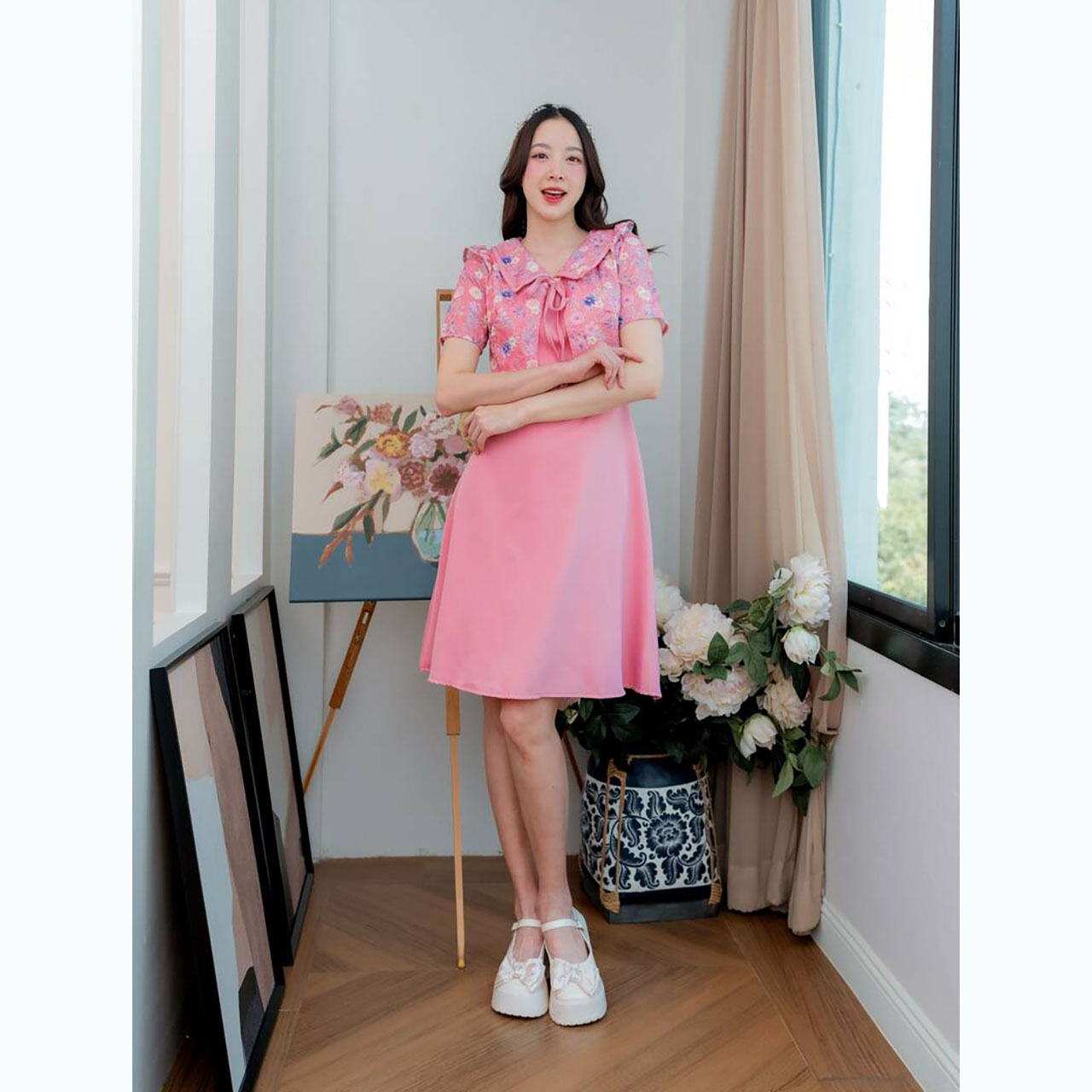 kudapy เดรสสั้นสีชมพู/สีม่วง/สีเหลือง ผ้าพื้นกั๊กลายดอกผูกโบว์