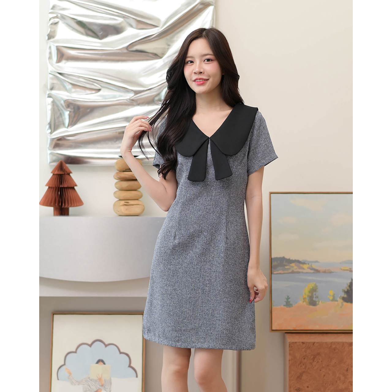 kudapy เดรสทรงเอแขนสั้น เนื้อผ้าทวีดมีกิมมิคลายทอ ตัดต่อเล่นสีคอปก แต่งชายโบว์ที่คอเพิ่มความน่ารัก