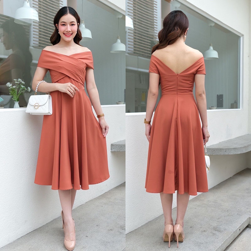 kudapy เดรสสั้นสีครีม/สีคาราเมล/สีกรม/สีชาไทย เปิดบ่าไขว้อกใหญ่ ซิปหลังยาว ผ้าเครปเกาหลี กระโปรงบาน พริ้วๆ แบบไม่หวงผ้าเลย