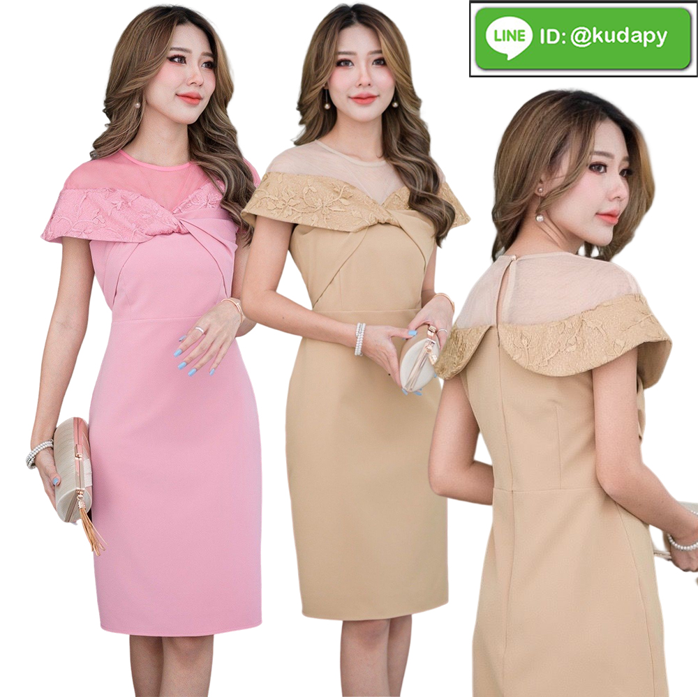 kudapy เดรสสั้นผ้าพื้นสีชมพู สีทองครีม ดีไซน์ปาดไหล่ช่วงอกทับซ้อนกันเหมือนการผูกโบว์แต่งซ้อนด้วยลูกไม้