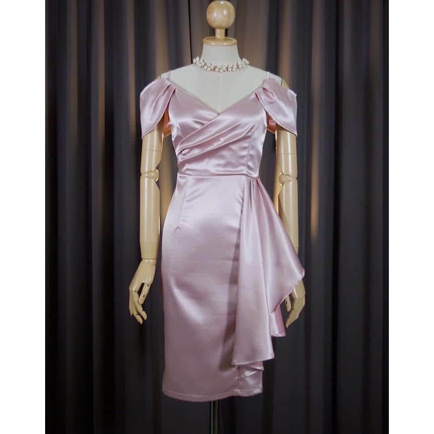 kudapy เดรสสายเดี่ยวเปิดไหล่ สีชมพูพิ้งค์โกลล์, เขียวมรกต, ทองโรสโกลล์ ,แดง, กรมท่า,ส้มอิฐ ,ฟ้า ,เทา เดรสผ้าดัชเชทเงาวาวสวย สายเดี่ยวเปิดบ่า ทรงคิมเบอร์รี่ ช่วงอกป้ายไขว้ จับจีบ กระโปรงสอบ ผ่าหลัง