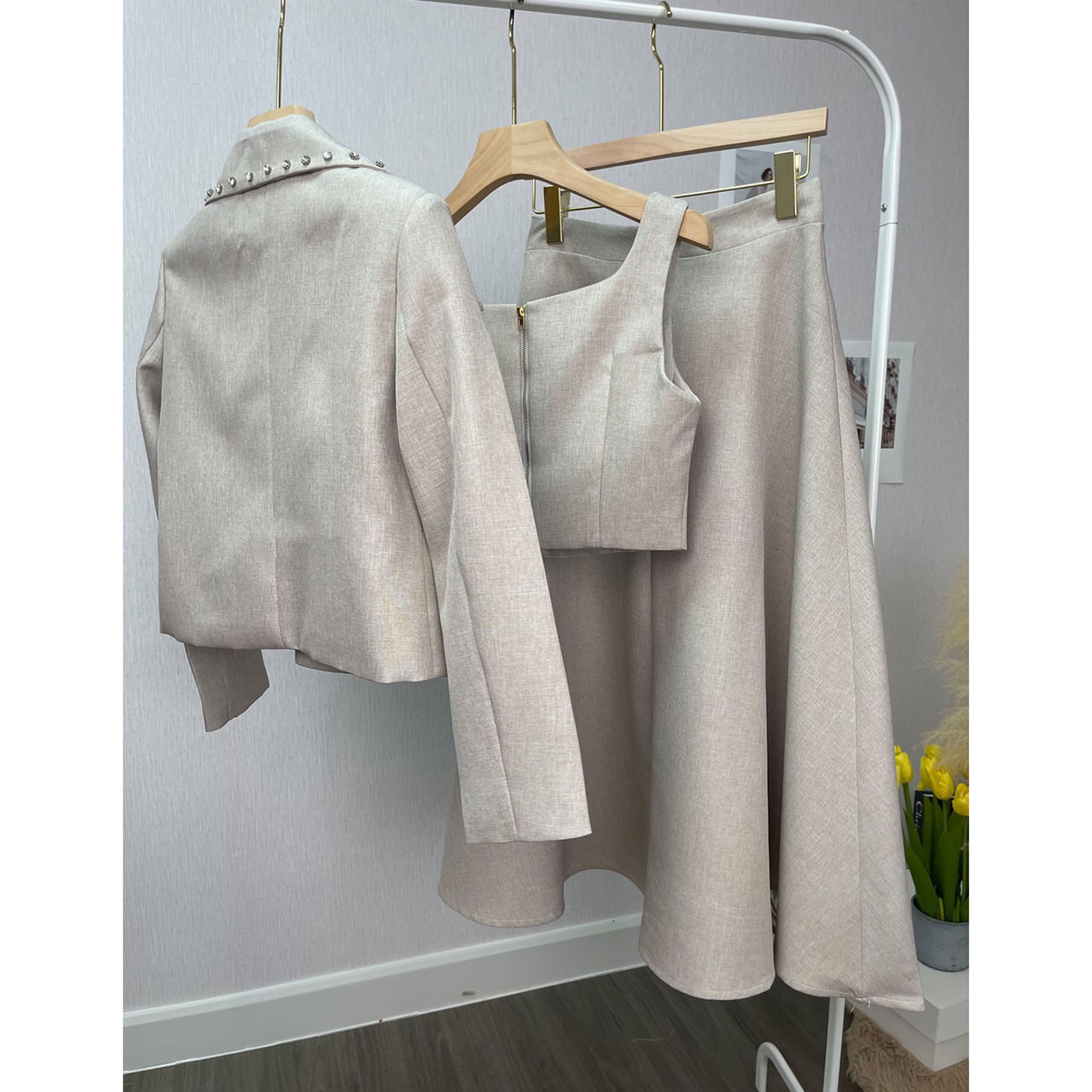 kudapy ชุดเซ็ท 3 ชิ้น เสื้อครอป+กระโปรงยาว+เสื้อคลุม ดีไซน์เกร๋มาก สวยตะโกน เสื้อคอปกตกแต่งด้วยเพชร กระดุมจริง มีซับในอย่างดี กระเป๋าจริงด้านหน้าทั้งสองข้าง