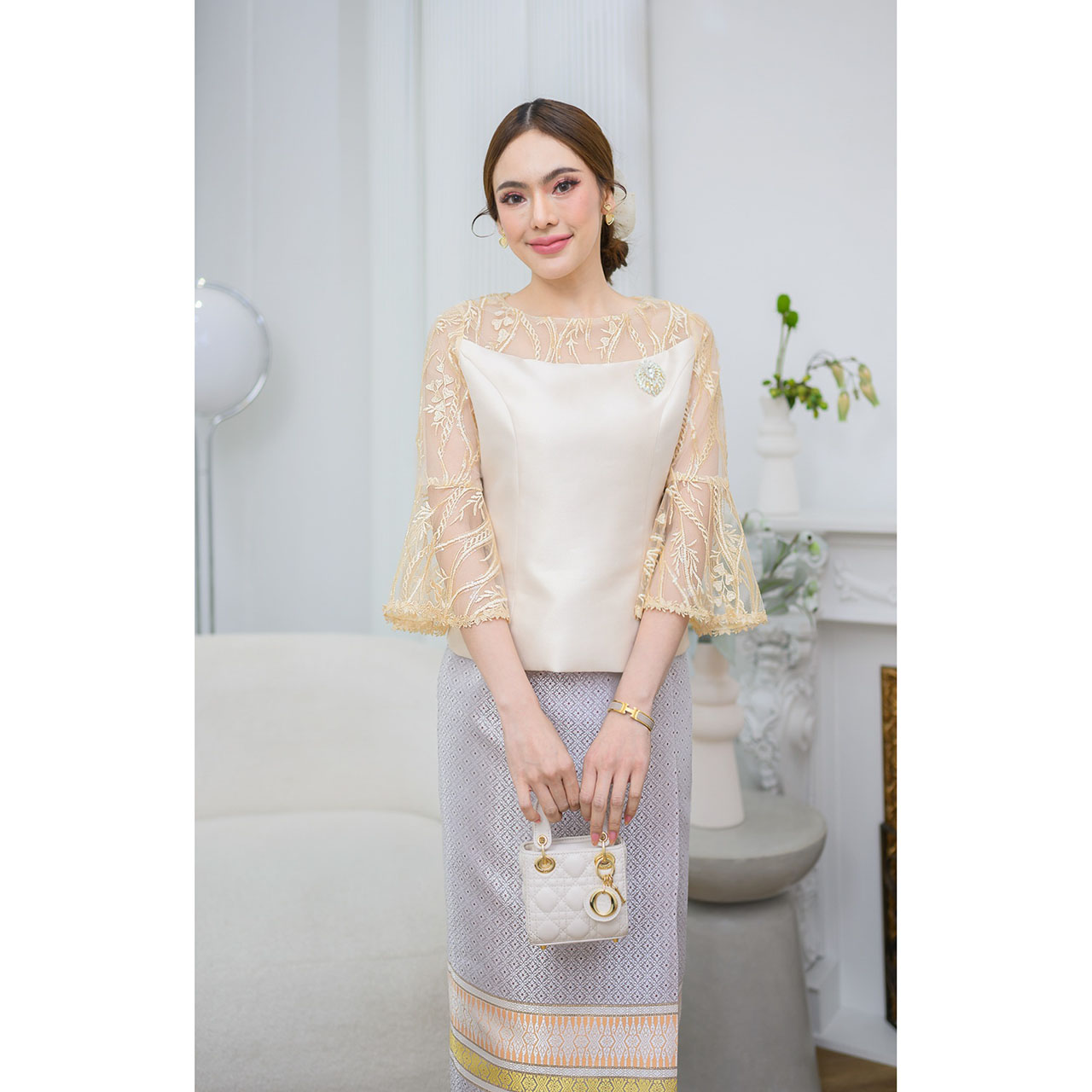 kudapy เสื้อผ้าไหมญี่ปุ่น คอกลมแต่งผ้าทูลล์ ปักลายลูกไม้บุหงาลงบนเนื้อผ้า แต่งกริสเตอร์วิ้งๆบนลายลูกไม้เล็กน้อย แต่งแขนกระดิ่ง (เฉพาะเสื้อ)