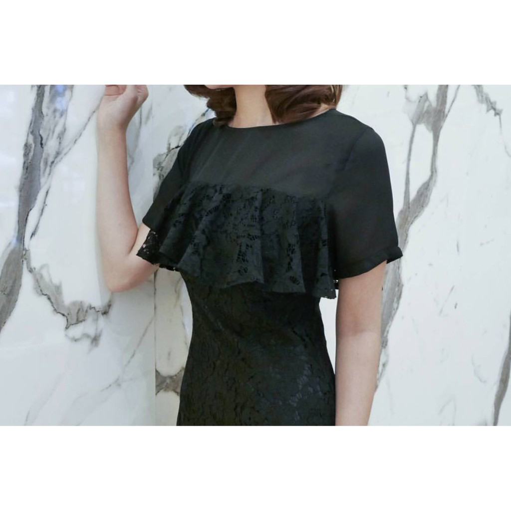 kudapy เดรสสั้นสีดำ แต่งระบายอก เดรสแขนสั้น ผ้าลูกไม้ลายดอกเนื้อนุ่ม ช่วงบนเย็บต่อด้วยผ้าชีฟองเนื้อทราย ซับในทั้งตัว กระโปรง ผ่าหลัง ซิบหลังค่ะ