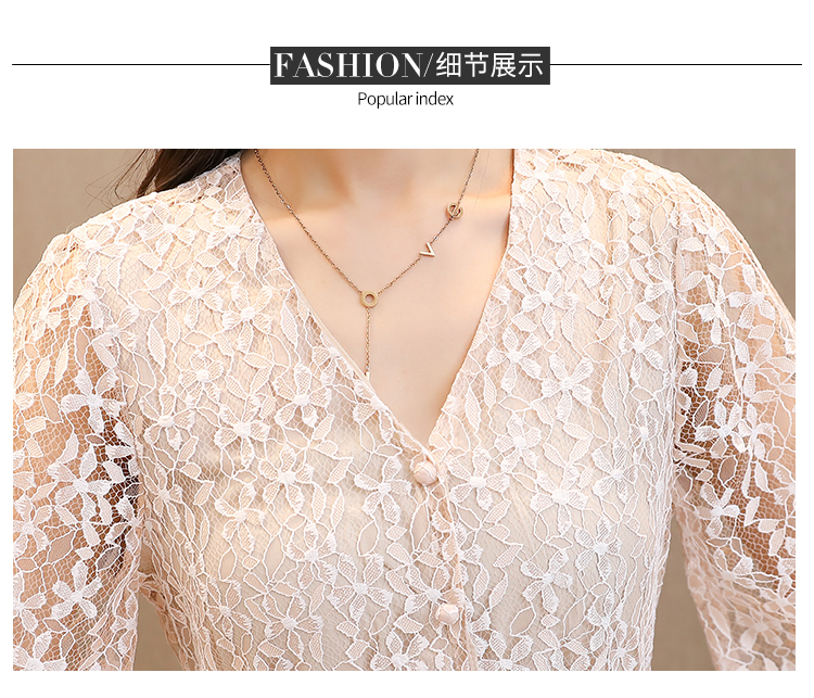 ชุดเดรสผ้าลูกไม้สีครีม คอวี กระดุมหลอกที่หน้าอก แขนยาวสี่ส่วน มีผ้าผูกเอวสีโอรส