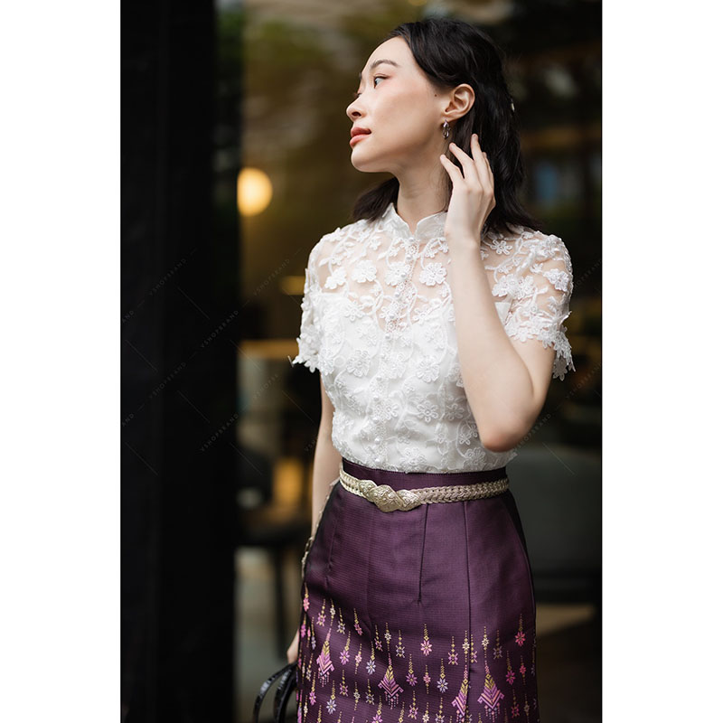 kudapy ชุดเซทลูกไม้ปัก 3D ดอกลอย ยกนูน สวยมาก คอจีน ซับใน 2 ชั้น อย่างดี แต่งมุขเรียงยาวถึงชายเสื้อ ซิปหลัง มาพร้อมกับผ้าถุงสำเร็จรูป