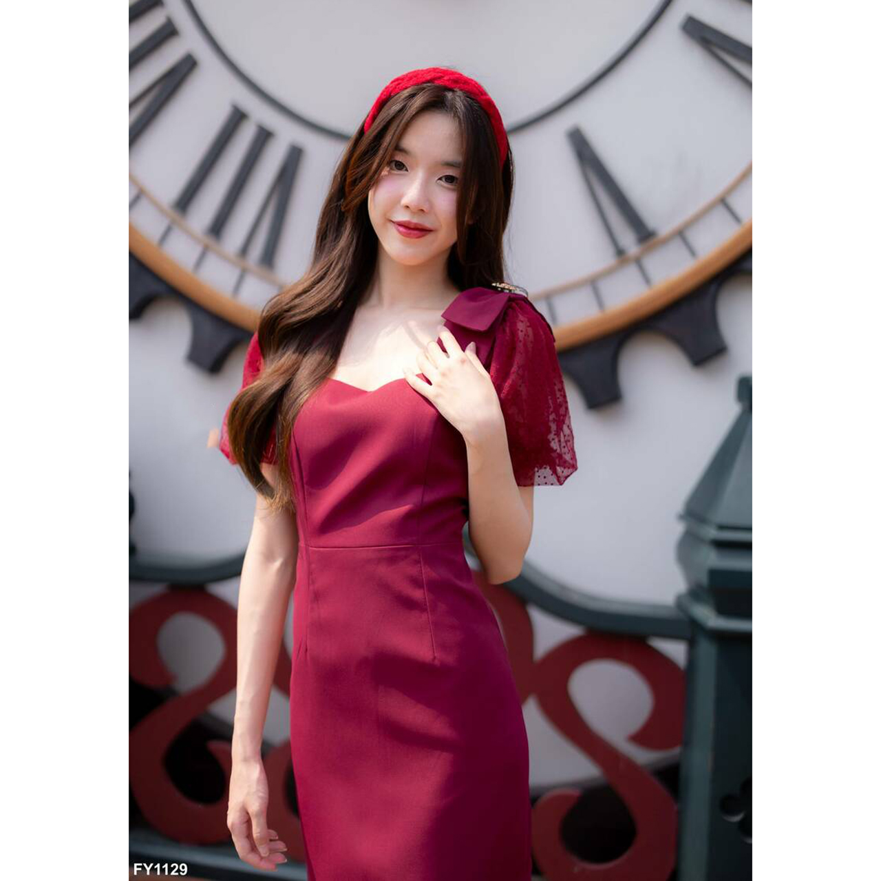 kudapy เดรสสั้นสีขาว/สีชมพุ/สีกรม/สีแดง ออกงานเรียบหรู ประดับเข็มกลัดเพชรสีแดง แขนตุ๊กตา แต่งด้วยโบว์ช่วงไหล่ ลุคคุณนายมากค่า เป็นงานซิปหลังน้า