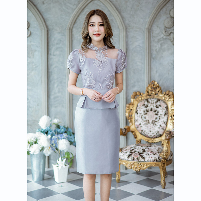 kudapy เดรสสั้นสีเทา/สีชมพูกะปิ ออกงาน ผ้าไหมญี่ปุ่น งานดีไซน์หวานๆ น่ารักแบบไทยๆ รุ่นนี้ด้านบนเป็นผ้าลูกไม้ซีทรูดีไซน์คอตั้งแขนตุ๊กตาน่ารักๆ