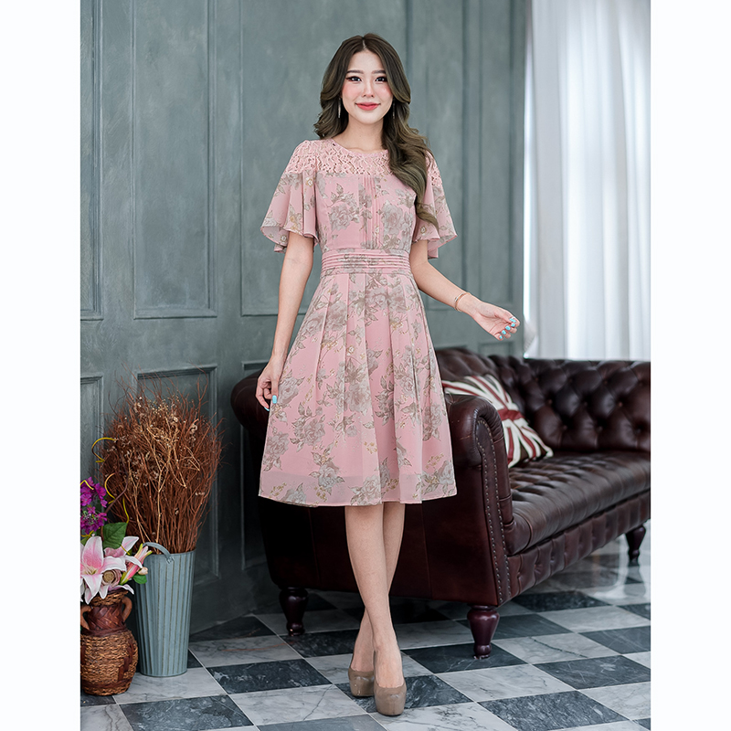 kudapy เดรสสั้นสีชมพู/สีดำ ผ้าชีฟอง อกช่วงบนตัดต่อด้วยผ้าลูกไม้ แขนเสื้อจะสวยเป็นพิเศษ