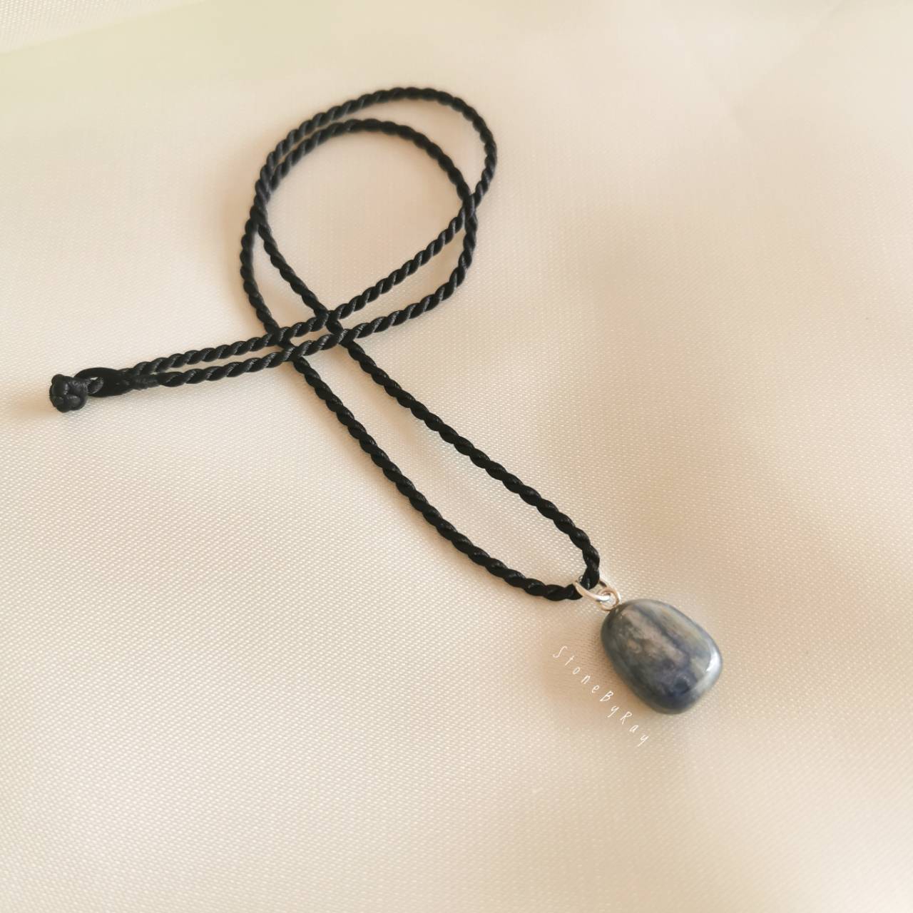 สร้อยคอเชือกจี้หินไคยาไนท์ (Kyanite)