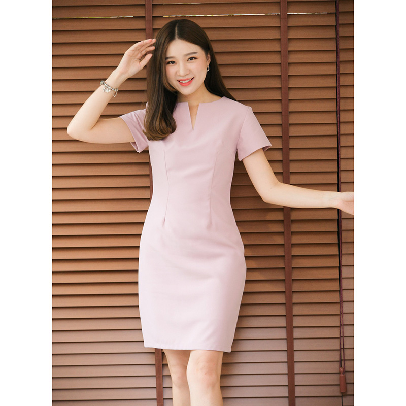 kudapy ชุดเดรสสั้นสีแดงเข้ม/ชมพู/สีโฮรส/เทาฟ้า เข้ารูปผ่าคอ สไตล์เรียบหรู เนื้อผ้าอยู่ทรง ซับในทั้งตัว ใส่ได้ตลอด