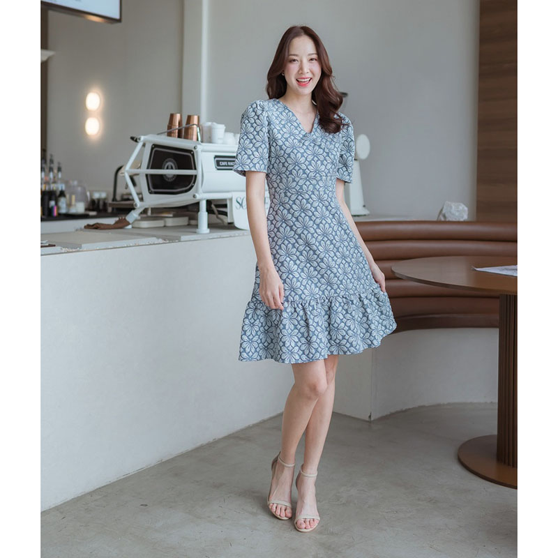kudapy เดรสสั้นสีฟ้า/สีชมพู/สีน้ำตาล ผ้าทอคอวีลายนูนแต่งโบว์