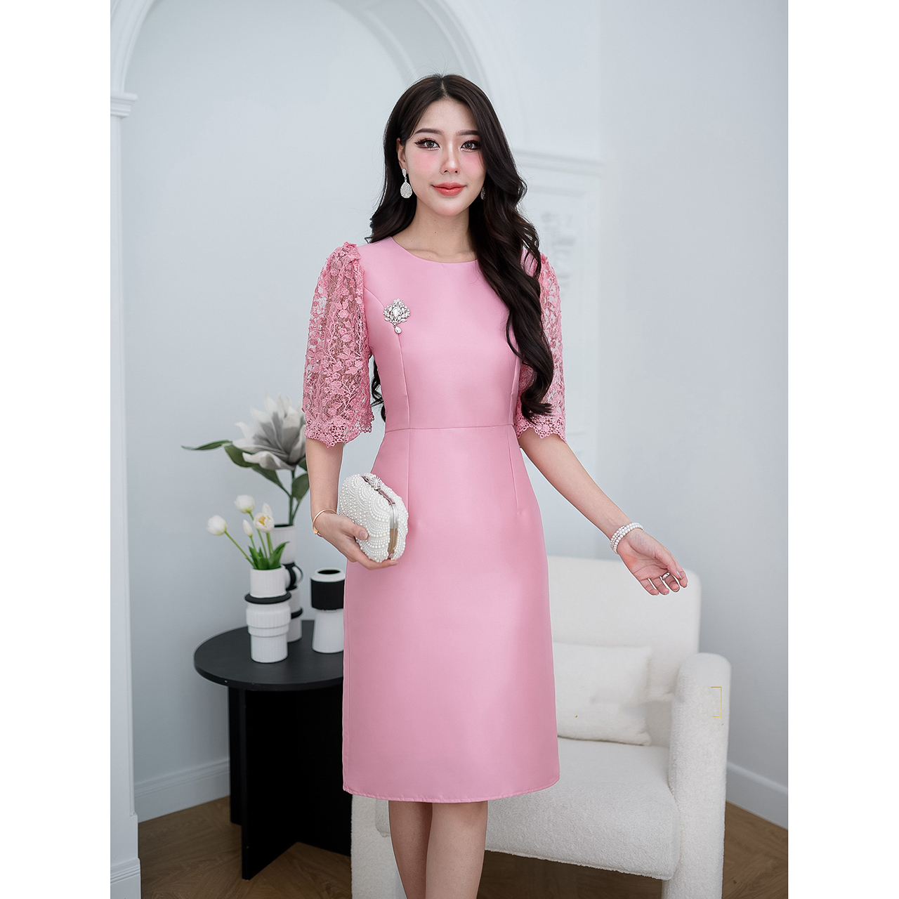 kudapy เดรสสั้นสีชมพู/สีเขียว ผ้าไหมญี่ปุ่นดีไซน์เรียบหรู ช่วงแขน แขนทรงกระบอกใหญ่ใช้ผ้าลูกไม้เงาทอลายดอกไม้ มีซับในและแต่งซิปหลัง