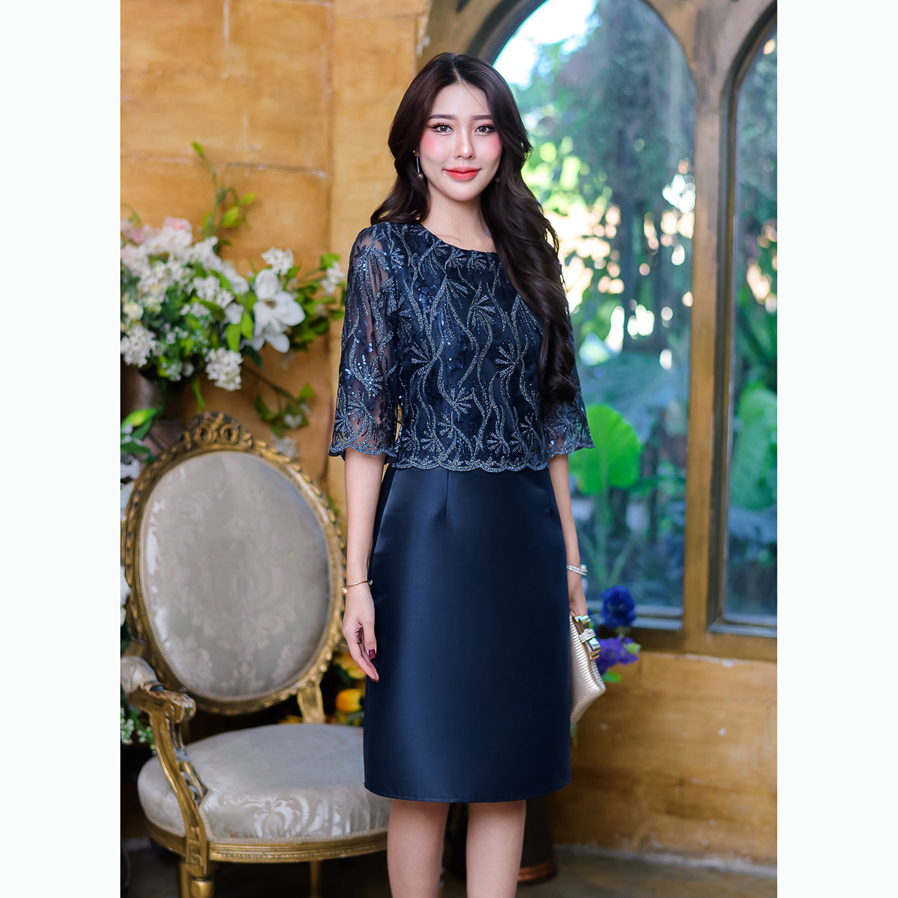 kudapy เดรสสั้นสีชมพู/สีกรม ผ้าไหมช่วงบนดีไซน์เย็บคลุมด้วยลูกไม้ตาข่ายทอผสมดิ้นและปักเลื่อมโทนสีเดียวกับเดรส